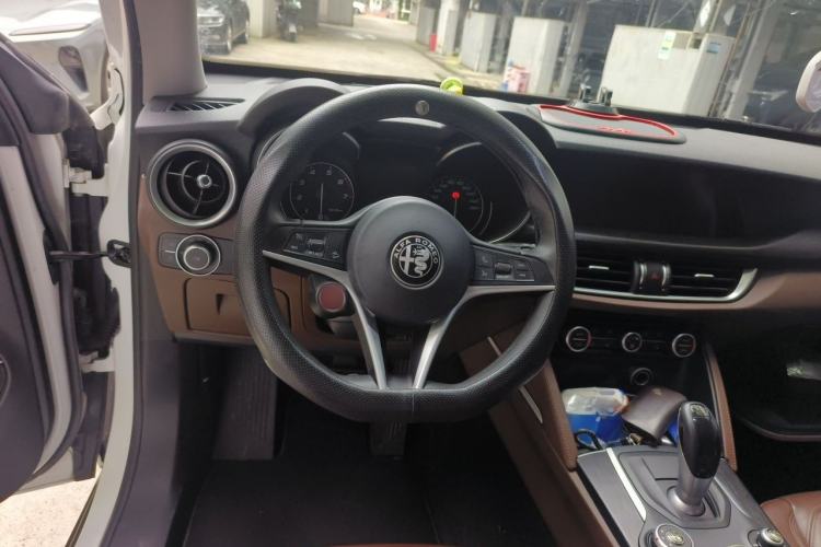 Used Alfa Romeo Stelvio 2017 2.0T 200HP Elite Edition Steering Wheel
