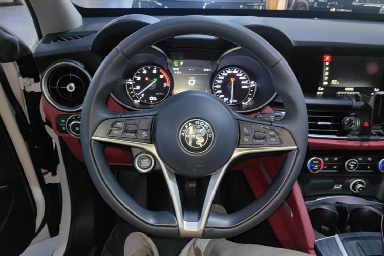 Used Alfa Romeo Stelvio 2017 2.0T 200HP Luxury Edition Steering Wheel