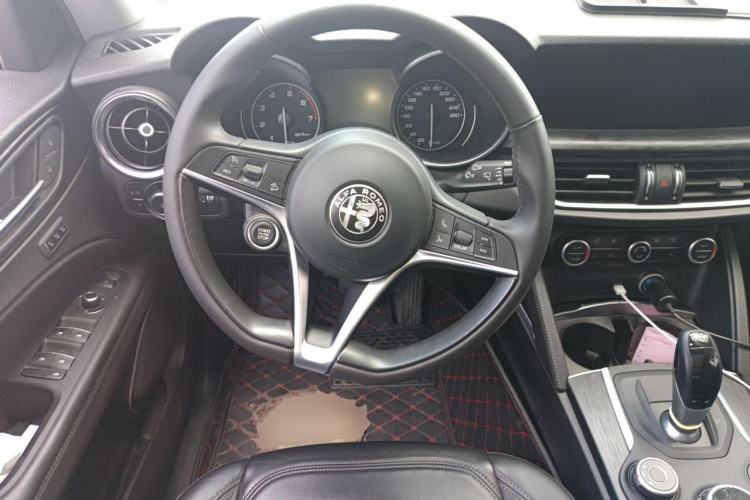 Used Alfa Romeo Stelvio 2017 2.0T 200HP Luxury Edition Steering Wheel