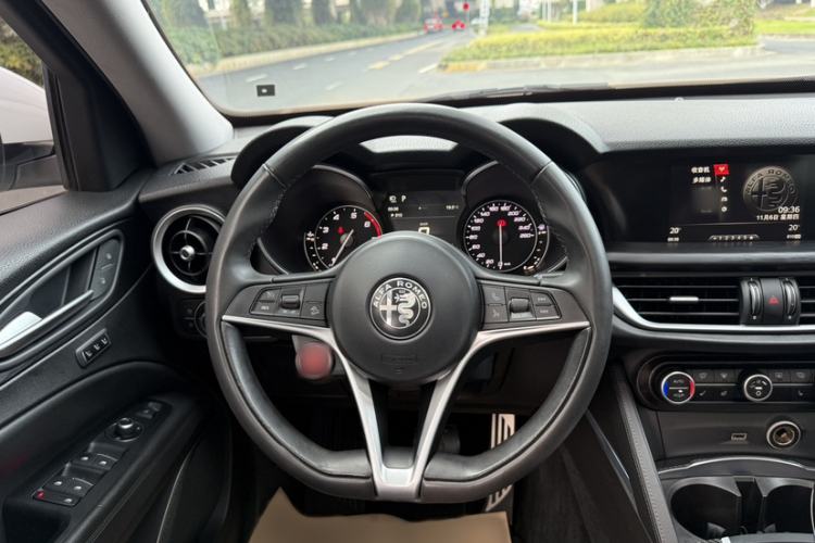 Used Alfa Romeo Stelvio 2017 2.0T 200HP Luxury Edition Steering Wheel