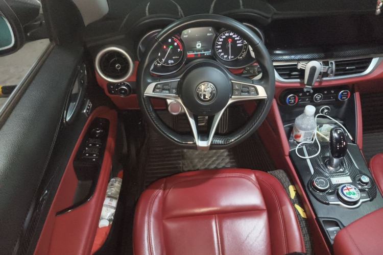 Used Alfa Romeo Stelvio 2017 2.0T 280HP Luxury Edition Steering Wheel