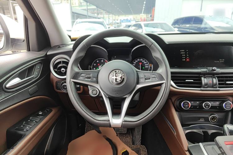 Used Alfa Romeo Stelvio 2017 2.0T 200HP Luxury Edition Steering Wheel