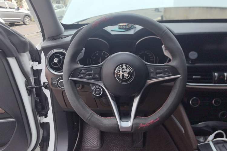 Used Alfa Romeo Stelvio 2017 2.0T 200HP Luxury Edition Steering Wheel