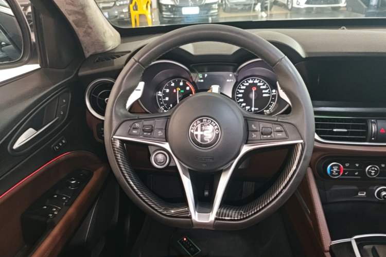 Used Alfa Romeo Stelvio 2017 2.0T 280HP Luxury Edition Steering Wheel