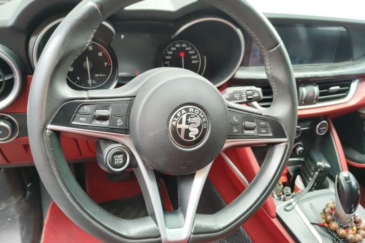 Used Alfa Romeo Stelvio 2017 2.0T 200HP Luxury Edition Steering Wheel