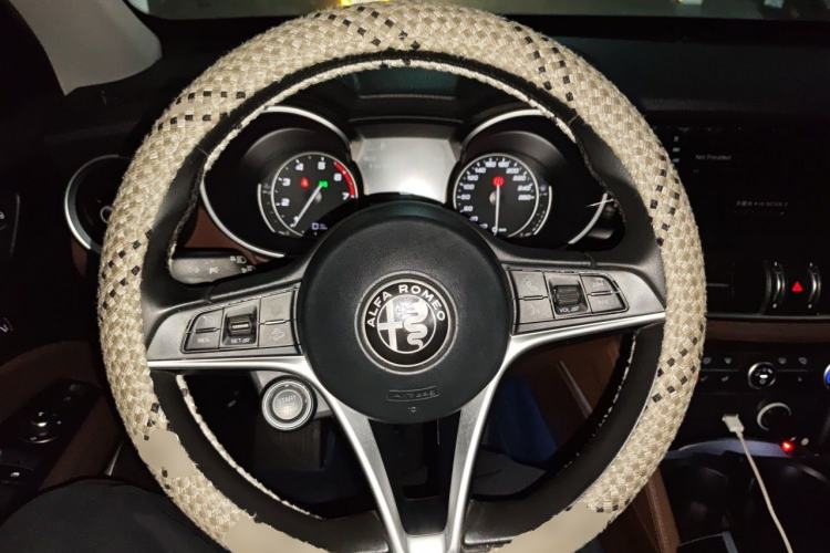 Used Alfa Romeo Stelvio 2017 2.0T 200HP Luxury Edition Steering Wheel