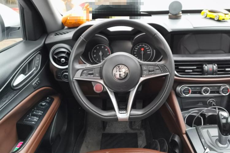 Used Alfa Romeo Stelvio 2017 2.0T 200HP Luxury Edition Steering Wheel