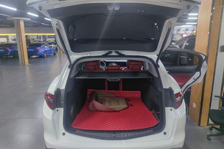 Used Alfa Romeo Stelvio 2017 2.0T 200HP Luxury Edition Trunk