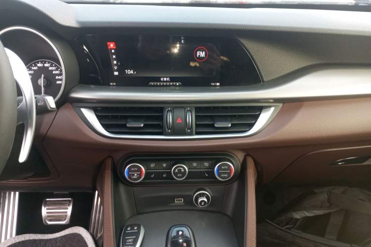 Used Alfa Romeo Stelvio 2019 2.0T 280HP Black Package Limited Edition Audio And AC Panel