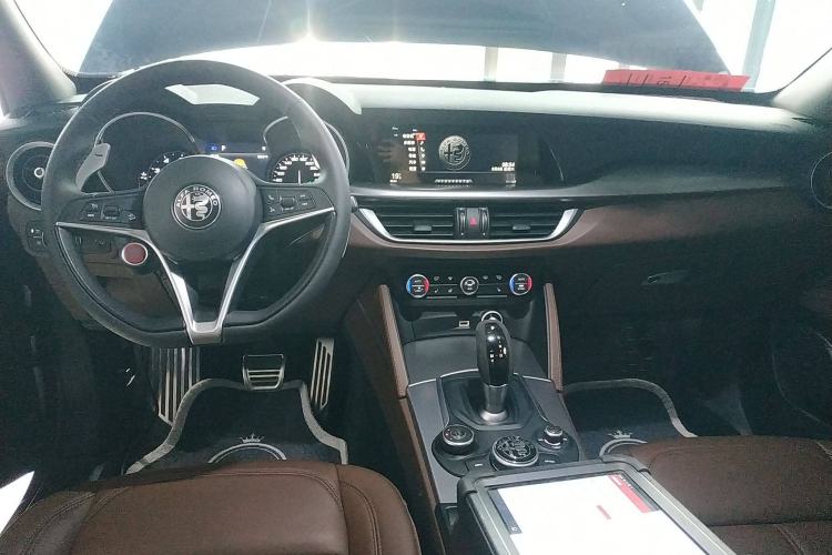 Used Alfa Romeo Stelvio 2019 2.0T 280HP Black Package Limited Edition Center Console