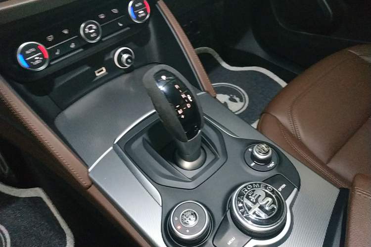 Used Alfa Romeo Stelvio 2019 2.0T 280HP Black Package Limited Edition Gear Lever