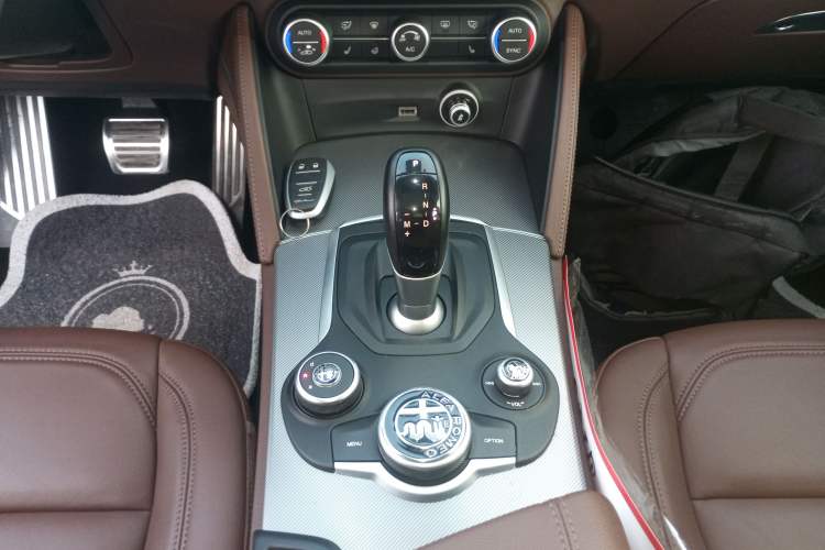 Used Alfa Romeo Stelvio 2019 2.0T 280HP Black Package Limited Edition Gear Lever