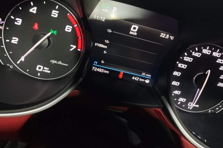 Used Alfa Romeo Stelvio 2019 2.0T 280HP Luxury Edition Odometer Close Up