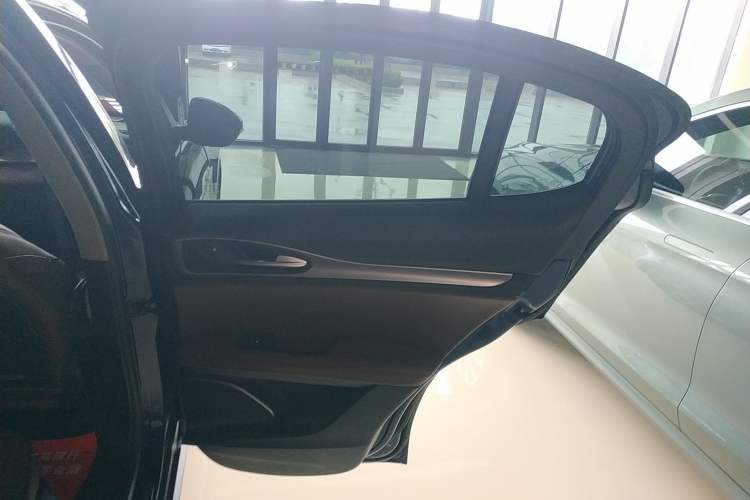 Used Alfa Romeo Stelvio 2019 2.0T 280HP Black Package Limited Edition Right Rear Door Interior