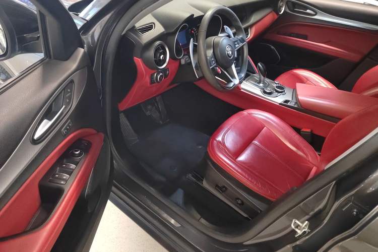 Used Alfa Romeo Stelvio 2019 2.0T 280HP Black Package Limited Edition Interior 3