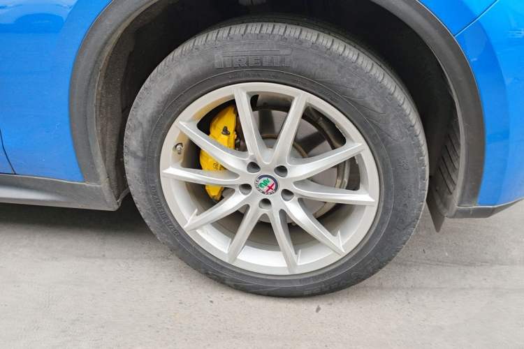 Used Alfa Romeo Stelvio 2020 2.0T 280HP Luxury Edition Right Front Wheel Hub