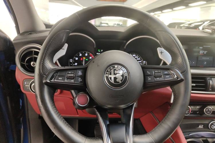 Used Alfa Romeo Stelvio 2020 2.0T 280HP Luxury Edition Steering Wheel