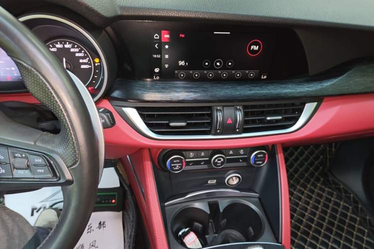 Used Alfa Romeo Stelvio 2020 2.0T 280HP Luxury Edition Audio And AC Panel