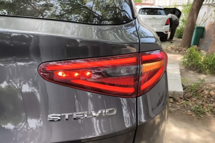 Used Alfa Romeo Stelvio 2020 2.0T 280HP Luxury Edition Exterior 3