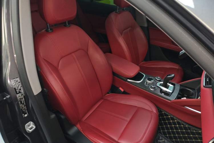 Used Alfa Romeo Stelvio 2020 2.0T 280HP Luxury Edition Right Front Seat