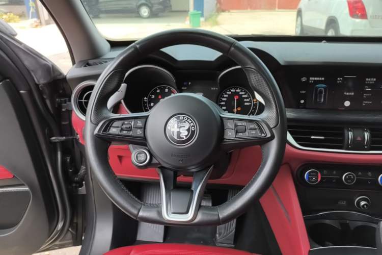 Used Alfa Romeo Stelvio 2020 2.0T 280HP Luxury Edition Steering Wheel