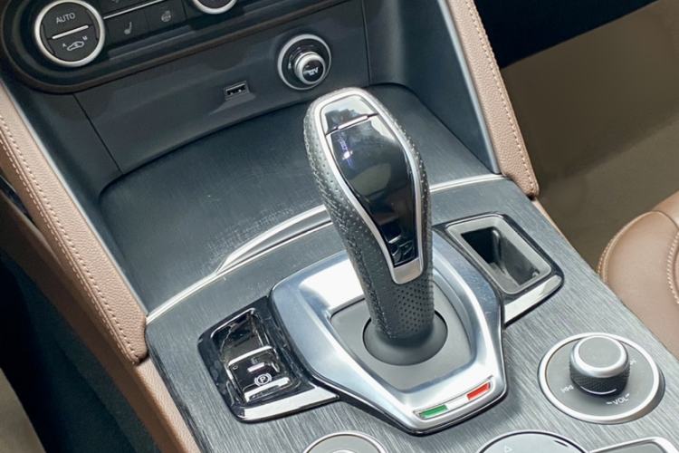 Used Alfa Romeo Stelvio 2020 2.0T 280HP Luxury Edition Gear Lever