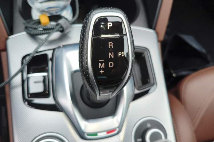 Used Alfa Romeo Stelvio 2020 2.0T 280HP Luxury Edition Gear Lever