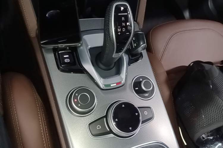 Used Alfa Romeo Stelvio 2020 2.0T 280HP Luxury Edition Gear Lever