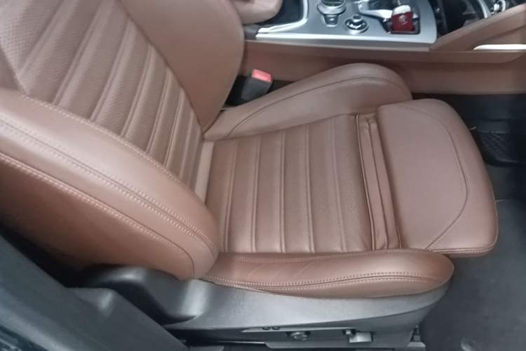 Used Alfa Romeo Stelvio 2020 2.0T 280HP Luxury Edition Right Front Seat
