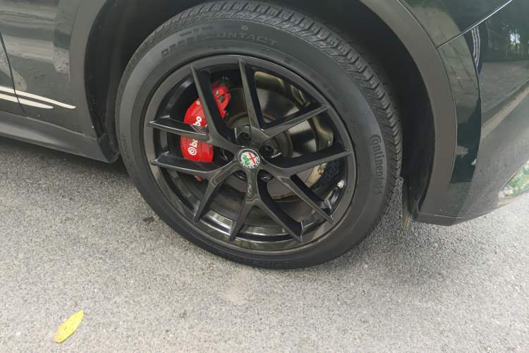 Used Alfa Romeo Stelvio 2020 2.0T 280HP Luxury Edition Right Front Wheel Hub