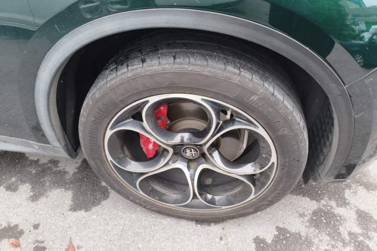 Used Alfa Romeo Stelvio 2020 2.0T 280HP Luxury Edition Right Front Wheel Hub