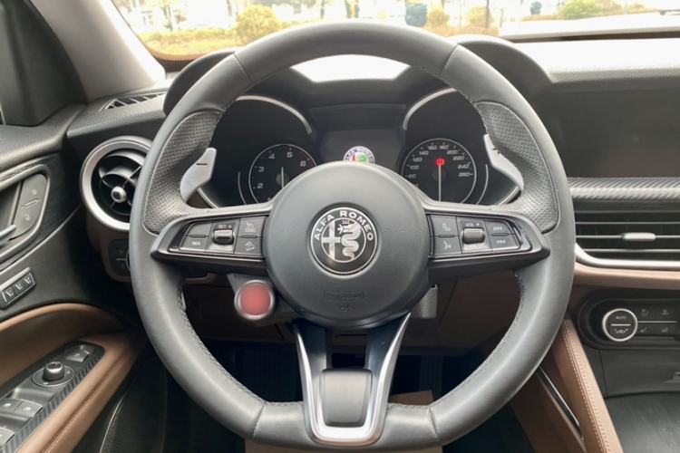 Used Alfa Romeo Stelvio 2020 2.0T 280HP Luxury Edition Steering Wheel