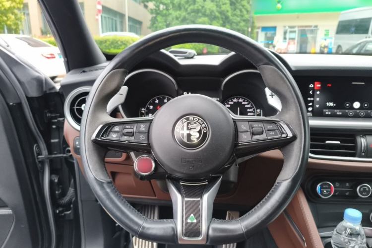 Used Alfa Romeo Stelvio 2020 2.0T 280HP Luxury Edition Steering Wheel