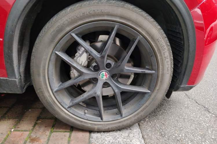 Used Alfa Romeo Stelvio 2020 2.0T 280HP Luxury Edition Right Front Wheel Hub