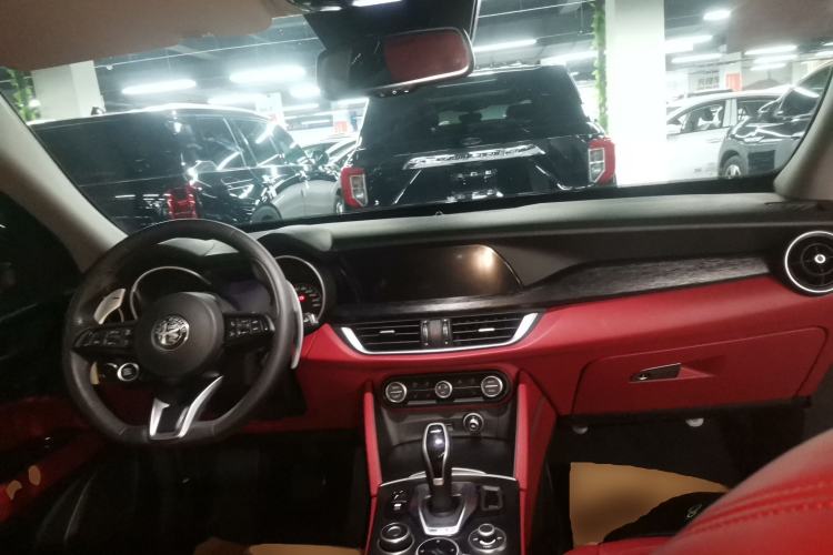 Used Alfa Romeo Stelvio 2020 2.0T 280HP Luxury Edition Center Console