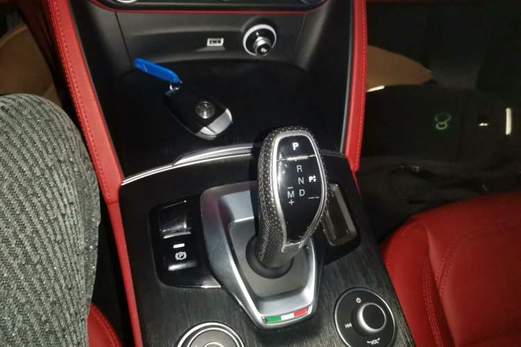 Used Alfa Romeo Stelvio 2020 2.0T 280HP Luxury Edition Gear Lever