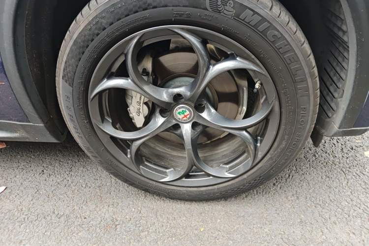 Used Alfa Romeo Stelvio 2021 2.0T 280HP Luxury Edition Right Front Wheel Hub