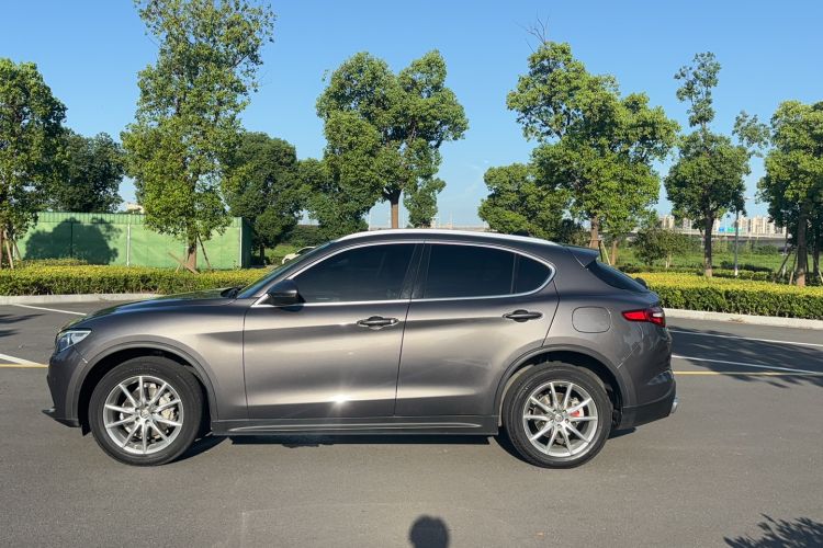 Used Alfa Romeo Stelvio 2021 2.0T 280HP Luxury Edition Exterior 6