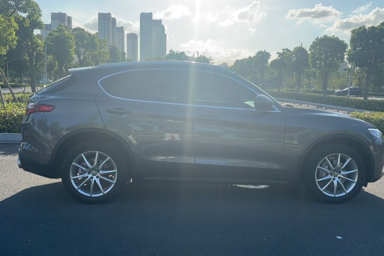 Used Alfa Romeo Stelvio 2021 2.0T 280HP Luxury Edition Exterior 7