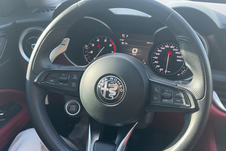 Used Alfa Romeo Stelvio 2021 2.0T 280HP Luxury Edition Interior 10