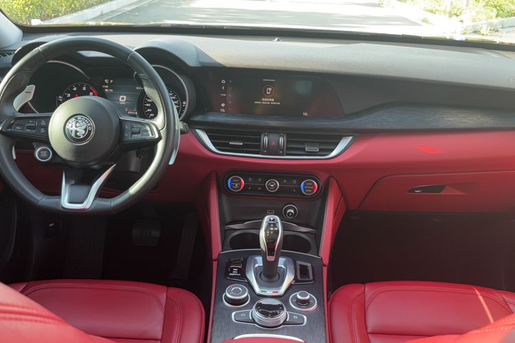 Used Alfa Romeo Stelvio 2021 2.0T 280HP Luxury Edition Interior 4