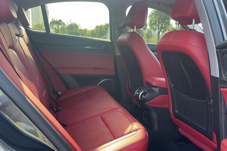 Used Alfa Romeo Stelvio 2021 2.0T 280HP Luxury Edition Interior 5