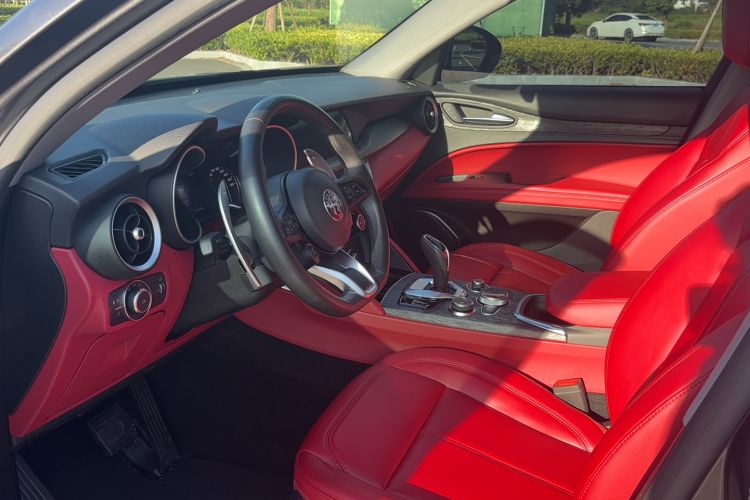 Used Alfa Romeo Stelvio 2021 2.0T 280HP Luxury Edition Interior 6