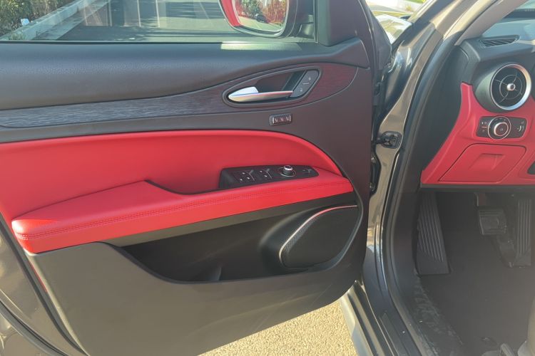 Used Alfa Romeo Stelvio 2021 2.0T 280HP Luxury Edition Interior 7