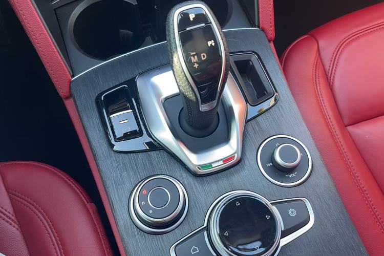 Used Alfa Romeo Stelvio 2021 2.0T 280HP Luxury Edition Interior 8