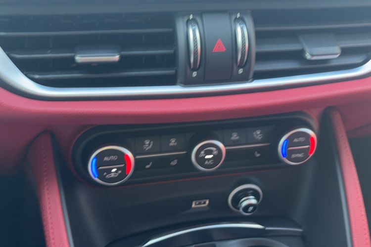 Used Alfa Romeo Stelvio 2021 2.0T 280HP Luxury Edition Interior 9