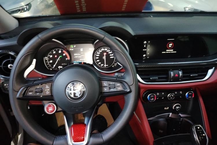 Used Alfa Romeo Stelvio 2021 2.0T 280HP Luxury Edition Center Console
