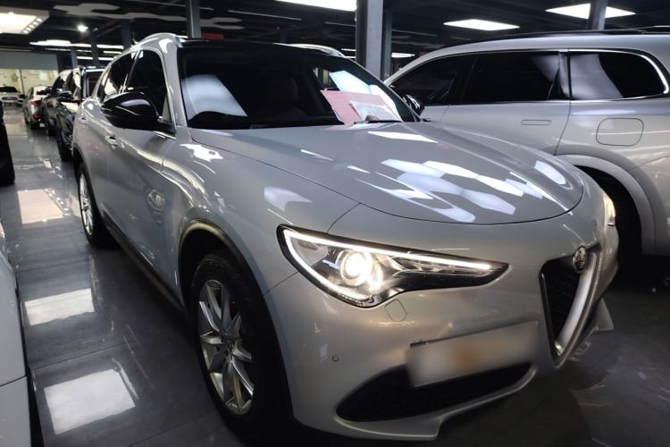 Used Alfa Romeo Stelvio 2021 2.0T 280HP Luxury Edition Front Right 45 Deg
