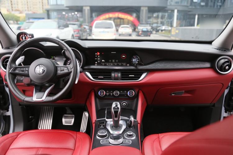 Used Alfa Romeo Stelvio 2021 2.0T 280HP Luxury Edition Interior 2