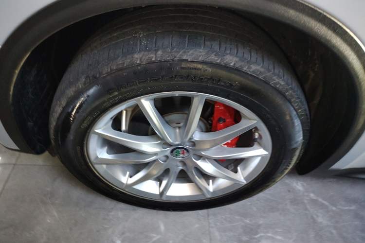 Used Alfa Romeo Stelvio 2021 2.0T 280HP Luxury Edition Left Front Wheel Hub